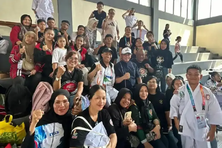 FORNAS VIII di Mataram, Kormi Jatim Sabet 25 Medali di Hari Pertama Hudiyono, Ketua KORMI Jatim, bersama pegiat, pelatih dan offisial INATKF Jatim di sela pertandingan FORNAS VIII NTB
