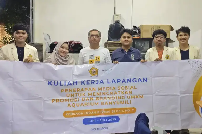 Mahasiswa Ilmu Komunikasi Stikosa-AWS Dukung UMKM Lewat Media Sosial dan Video Branding Program KKL Stikosa AWS di UMKM Aquarium Banyumili, Karang Pilang, Surabaya