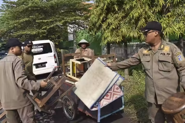 Pemkot Surabaya Tertibkan 22 Bangunan Liar di Ketintang Permai, Aset dan Fasum Dikembalikan Petugas Satpol PP Surabaya sedang melakukan penertiban bangunan liar di Ketintang Permai, Surabaya