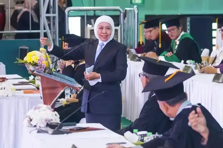 Gubernur Khofifah Ajak Wisudawan UINSA Jadi Pemimpin Perubahan Gubernur Khofifah tekankan pentingnya Teaching Industry dan Islamic Finance dalam orasi ilmiah UINSA Surabaya