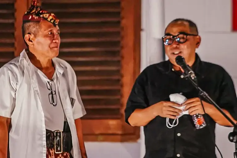 Membangun Ekosistem Kesenian Kota Surabaya Dr Arif Afandi (kanan) didampingi seniman teater Meimura saat memberikan orasi kebudayaan