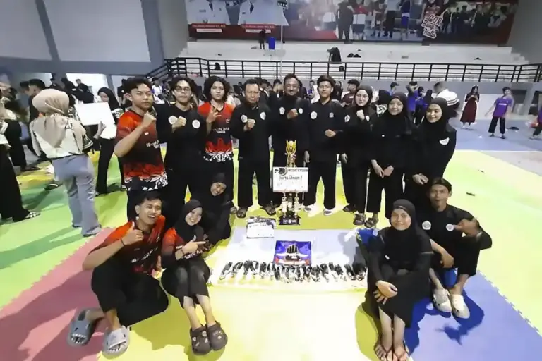 Borong 11 Medali, UKM Merpati Putih UNAIR Raih Juara Umum di Ngawi Championship III UKM Merpati Putih UNAIR sabet Juara Umum di Ngawi Championship III 2025 setelah borong 11 medali, hasil komitmen, disiplin, dan kekompakan tim.