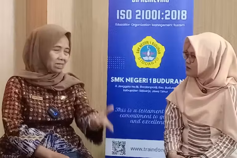 Satu-satunya di Jawa Timur, SMK Negeri 1 Buduran Peroleh ISO 2100:2018 Kepala Sekolah SMK Negeri 1 Buduran, Dra Agustina, M.Pd saat diwawancara Yunita Indinabila, dosen Stikosa AWS
