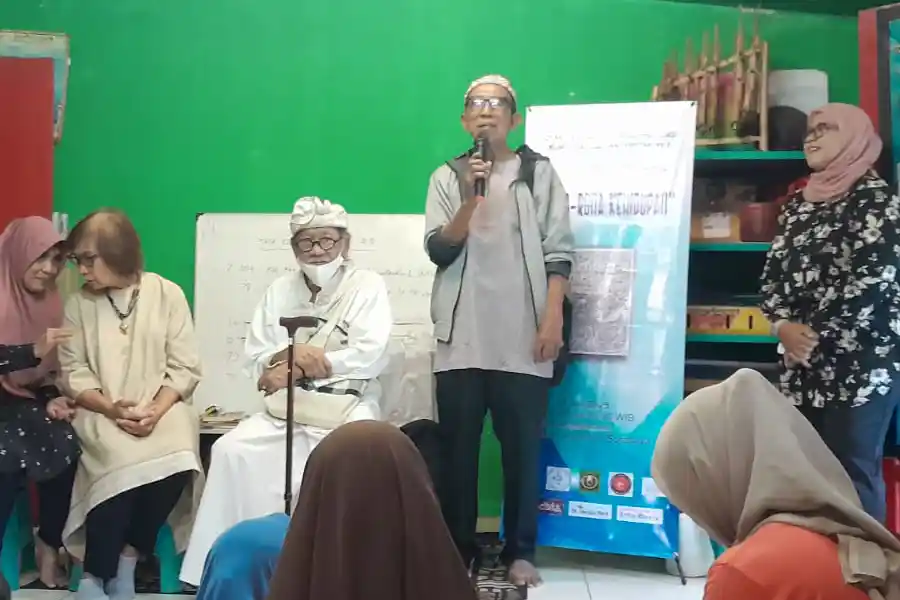 Peluncuran buku antologi puisi dan coretan ke-2 bertajuk Rona Rona Kehidupan karya Kris Mariyono di Sanggar Alang-alang di Jl. Gunung Sari 24 Surabaya.
