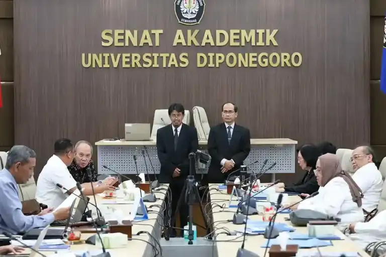 Dua Calon Guru Besar UNDIP Paparkan Inovasi Kesehatan Lingkungan dan Teknologi untuk Tunanetra Presentasi makalah ilmiah calon Guru Besar UNDIP di kampus UNDIP Tembalang