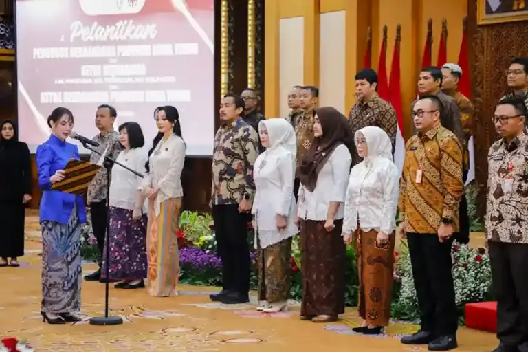 Ketua Dekranasda Jatim Arumi Bachsin lantik pengurus provinsi dan ketua Dekranasda Pamekasan, Trenggalek, Pacitan. Fokus pada inovasi dan pemberdayaan UMKM.