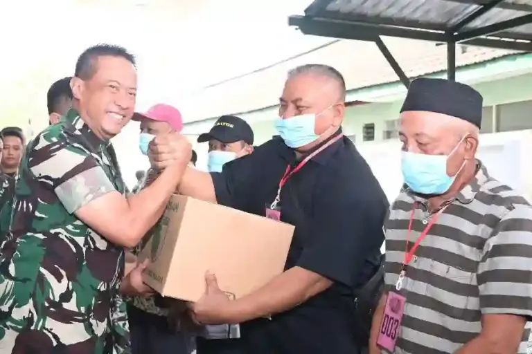 Kodam V/Brawijaya dan Yayasan Buddha Tzu Chi Gelar Operasi Katarak Massal di Surabaya Kodam Brawijaya dan Yayasan Buddha Tzu Chi bersinergi menggelar operasi katarak gratis di RST Brawijaya