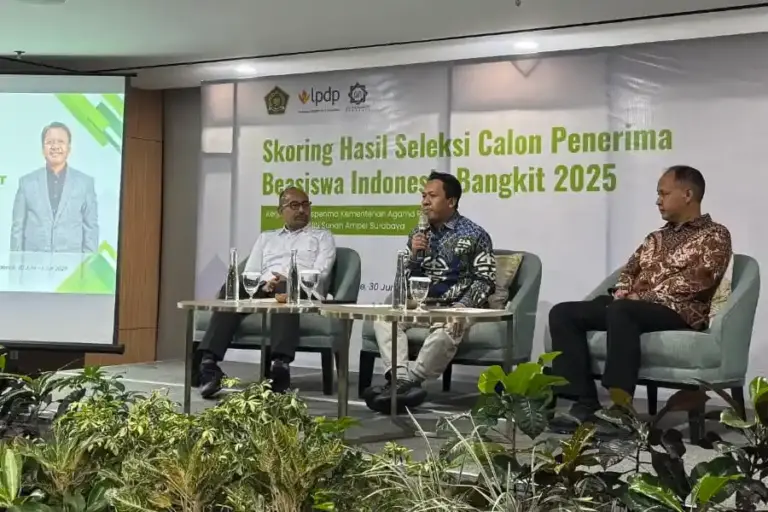 Kemenag dan UIN Surabaya Lakukan Skoring Akhir Beasiswa Indonesia Bangkit 2025 Suasana rapat skoring hasil seleksi BIB Kemenag 2025 (foto: Dok Kemenag)