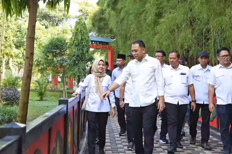 Taman Harmoni Keputih Siap Dibuka Awal Agustus, Surabaya Hadirkan Ruang Hijau Bertema Dunia Wali Kota Eri Cahyadi saat sidak ke Taman Harmoni di Keputih, Surabaya. Taman Harmoni kini bertransformasi jadi ruang terbuka hijau multifungsi yang memadukan rekreasi, edukasi, dan konservasi lingkungan.