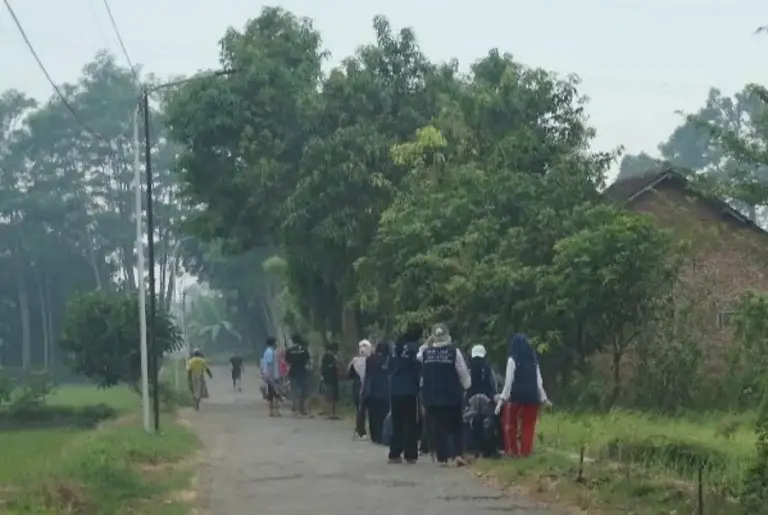 Mahasiswa UINSA Surabaya Gelar Sosialisasi Bank Sampah dan Gerakan Tanam Turi di Pasuruan Mahasiswa KKN UINSA sosialisasikan bank sampah dan tanam 100 pohon turi di Pasuruan untuk edukasi lingkungan dan penguatan identitas lokal.