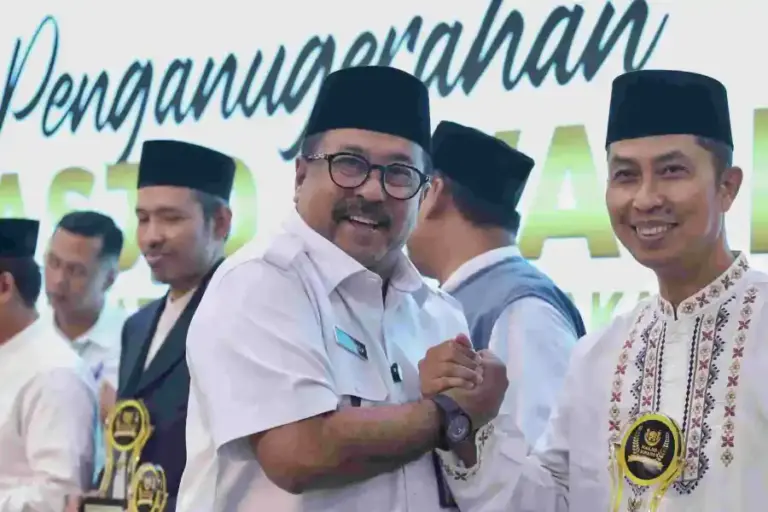Wagub Rano Karno Serahkan Masjid Award 2025, Dorong Masjid Jadi Pusat Pemberdayaan Umat Wagub DKI Jakarta Rano Karno saat menyerahkan salah satu penghargaan Masjid Award 2025 di Balai Kota Jakarta