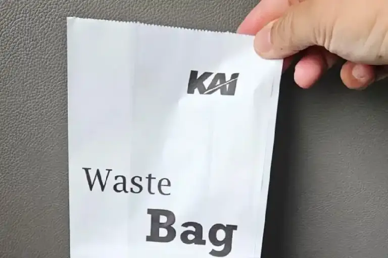 Sambut Hari Bebas Kantong Plastik, KAI Ganti Waste Bag Jadi Kertas dan Perluas Water Station Hari Bebas Kantong Plastik Sedunia, KAI lakukan pengurangan sampah plastik dengan menyediakan kantong sampah berbahan kertas
