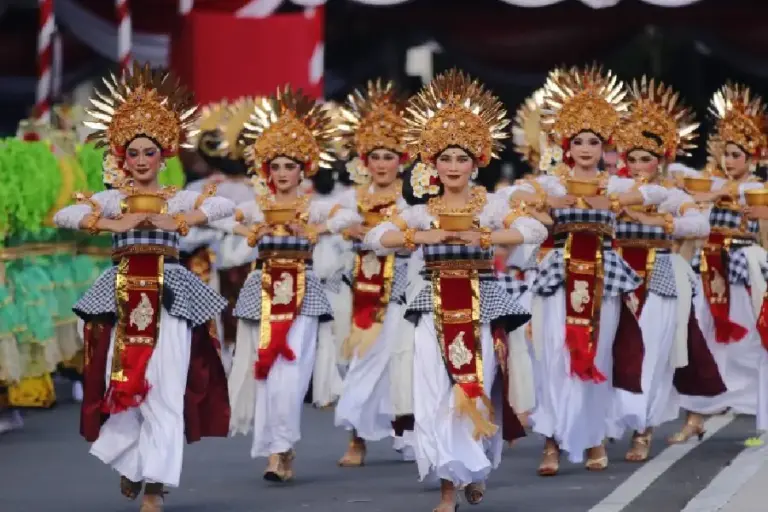 Tari Kolosal Nuksma Kidung Nusantara Pukau Ribuan Penonton di Upacara HUT Kemerdekaan RI ke-80 Tari Kolosal karya Irfan Gepeng di Grahadi, Surabaya