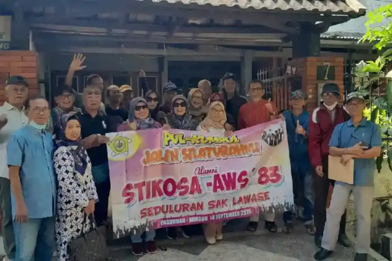 Temu Kangen Alumni Stikosa AWS 1983 Lahirkan Buku Antologi Puisi dan Esai Kukenang Kampus Kapasari Alumni Stikosa AWS