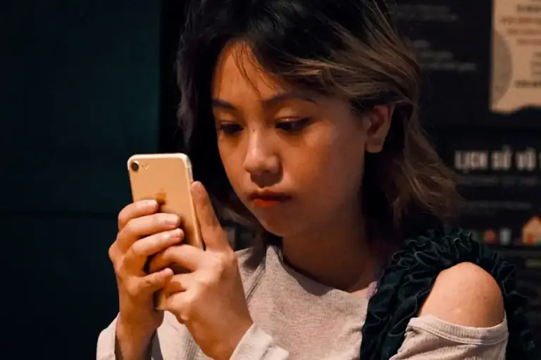 Waspada Doomscrolling: Dosen Psikologi UNAIR Paparkan Risiko dan Solusi untuk Menghadapinya Ilustrasi pengguna ponsel (foto: Đào Việt Hoàng, unsplash)