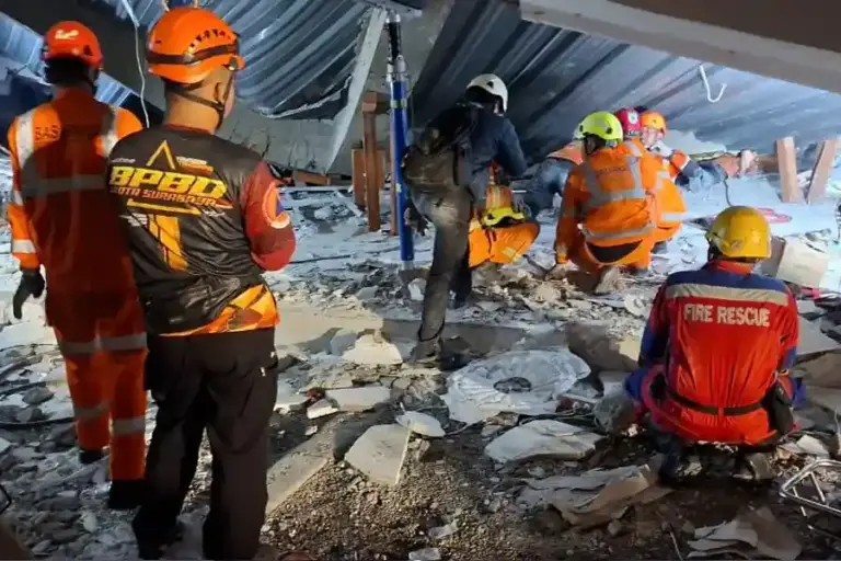 Pemkot Surabaya Terjunkan Heavy Duty Rescue untuk Bantu Evakuasi Korban Ponpes Al-Khoziny Pemkot Surabaya kerahkan mobil Heavy Duty Rescue dan tim DPKP-BPBD bantu evakuasi korban runtuhnya Ponpes Al-Khoziny Sidoarjo.