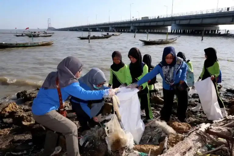 World Cleanup Day 2025: Pemkot Surabaya Ajak Ribuan Warga Bersihkan Pantai Tambak Wedi Pemkot Surabaya libatkan 1.500 warga bersihkan Pantai Tambak Wedi di Hari World Cleanup Day 2025, ajak kurangi sampah plastik demi generasi mendatang.