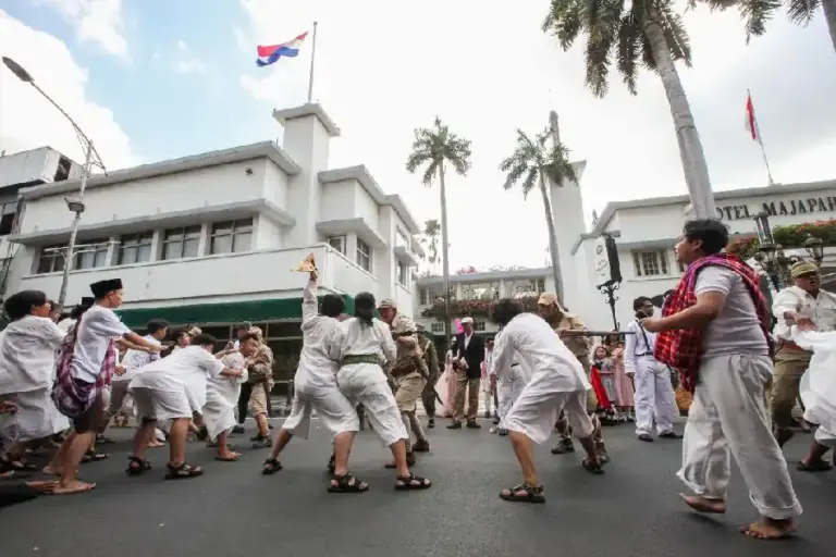 Wali Kota Eri Cahyadi Perankan Residen Soedirman dalam Teatrikal Perobekan Bendera, Gaungkan Semangat Gotong Royong Wali Kota Surabaya Eri Cahyadi perankan Residen Soedirman dalam teatrikal Perobekan Bendera di Hotel Majapahit, gaungkan semangat gotong royong.