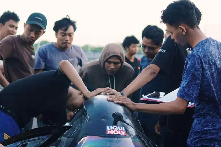 Pemkot Surabaya Dukung Penelitian ITS di Sirkuit GBT untuk Riset Kendaraan Hemat Energi Pemkot Surabaya mendukung riset kendaraan hemat energi tim ITS di Sirkuit Gelora Bung Tomo (GBT) untuk persiapan kompetisi nasional dan internasional.