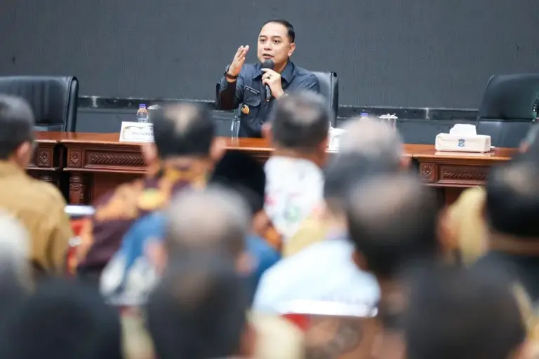 Wali Kota Eri Cahyadi Perketat Pengawasan Kos-kosan di Surabaya, Soroti Perizinan dan Keamanan Lingkungan Wali Kota Surabaya Eri Cahyadi perketat pengawasan kos-kosan, tekankan izin warga dan keamanan lingkungan untuk jaga ketertiban kota.