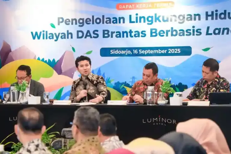 Wagub Emil Tegaskan Pentingnya Pengelolaan DAS Brantas Berbasis Landscape untuk Keberlanjutan Ekosistem Wakil Gubernur Jatim Emil Dardak menegaskan pentingnya pengelolaan DAS Brantas berbasis landscape guna menjaga keberlanjutan ekosistem dan kehidupan masyarakat.