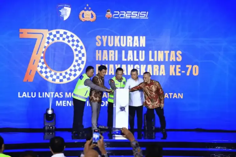 Kapolri Luncurkan Aplikasi Digital Korlantas, Transisi Menuju Layanan Lalu Lintas yang Modern dan Transparan Kapolri Jenderal Listyo Sigit Prabowo luncurkan aplikasi Digital Korlantas yang mengintegrasikan layanan SIM, STNK, BPKB, dan Digital ID, menuju layanan publik yang lebih modern.
