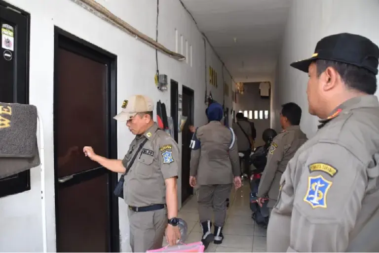 Pemkot Surabaya Libatkan RT/RW Perketat Pengawasan Kos-Kosan dan Kontrakan Pemkot Surabaya intensifkan razia kos-kosan dan kontrakan dengan melibatkan RT/RW untuk memperkuat pendataan kependudukan dan menjaga ketertiban kota.
