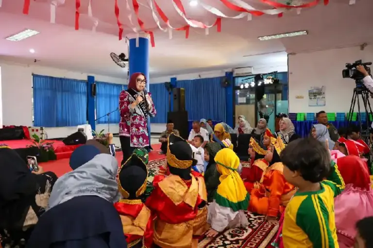 Pemkot Surabaya Terapkan Wajib Belajar 13 Tahun, PAUD Jadi Pondasi Pendidikan Anak Surabaya terapkan wajib belajar 13 tahun dengan menambah pra-sekolah sebagai pondasi karakter dan kemandirian anak.