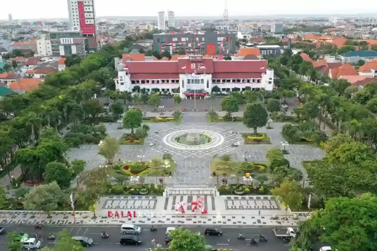 Pemkot Surabaya Beri Kemudahan RT Data Penduduk Non-Permanen Pemkot Surabaya beri akses khusus RT untuk data warga non-permanen di kos dan kontrakan. Langkah ini perkuat pengawasan dan ketertiban kota.