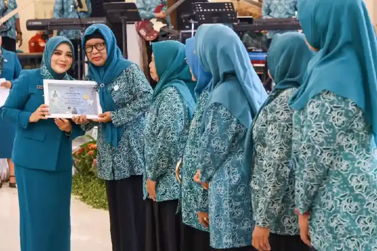 Peringati HKG ke-53 PKK, Wali Kota Eri Apresiasi Kader dan Dorong Wujudkan Surabaya Emas Pemkot Surabaya peringati HKG ke-53 PKK. Wali Kota Eri apresiasi kader atas dedikasi, 31 kader terima penghargaan, dan dorong terwujudnya Surabaya Emas.