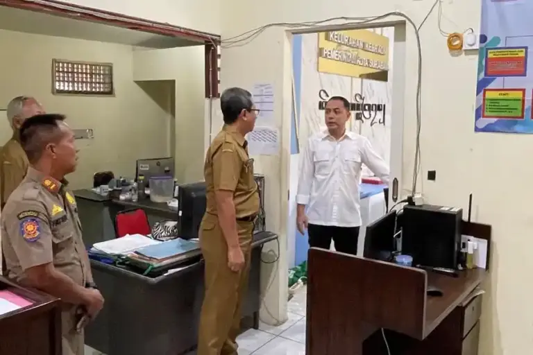 Wali Kota Eri Beri Peringatan Keras Oknum Pegawai Kelurahan Terbukti Lakukan Pungli Adminduk Wali Kota Surabaya Eri Cahyadi saat sidak ke kantor Kelurahan Kebraon, Kecamatan Karang Pilang