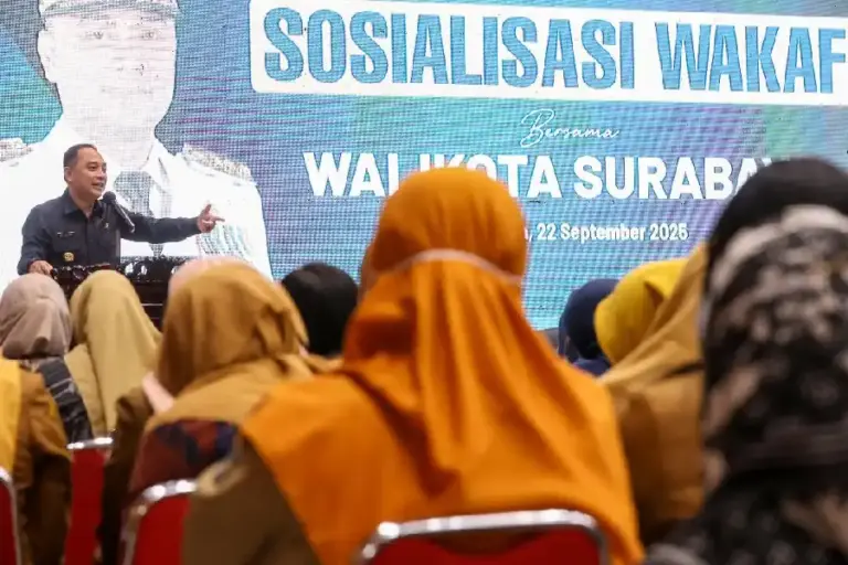 Surabaya Resmi Jadi Kota Wakaf, Wali Kota Eri Cahyadi Dorong Camat-Lurah Gerakkan Ekonomi Surabaya ditetapkan sebagai Kota Wakaf. Wali Kota Eri Cahyadi dorong camat dan lurah manfaatkan wakaf untuk gerakkan ekonomi dan sejahterakan warga.