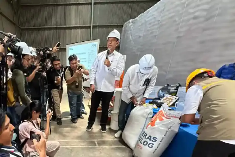 BULOG Pastikan Kualitas Beras Terjaga Lewat Pengawasan Ketat di Gudang Sunter Perum BULOG tegaskan komitmen menjaga kualitas beras lewat pemeliharaan ketat di Gudang Sunter Jakarta