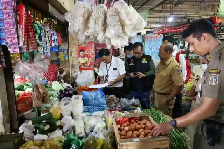 Pemkot Surabaya Pastikan Harga Cabai Stabil, Pasokan Aman di Pasar Tradisional Pemkot Surabaya pastikan harga cabai stabil meski sempat fluktuatif. Pasokan aman berkat pasar murah, GPM, dan kerja sama daerah penghasil.
