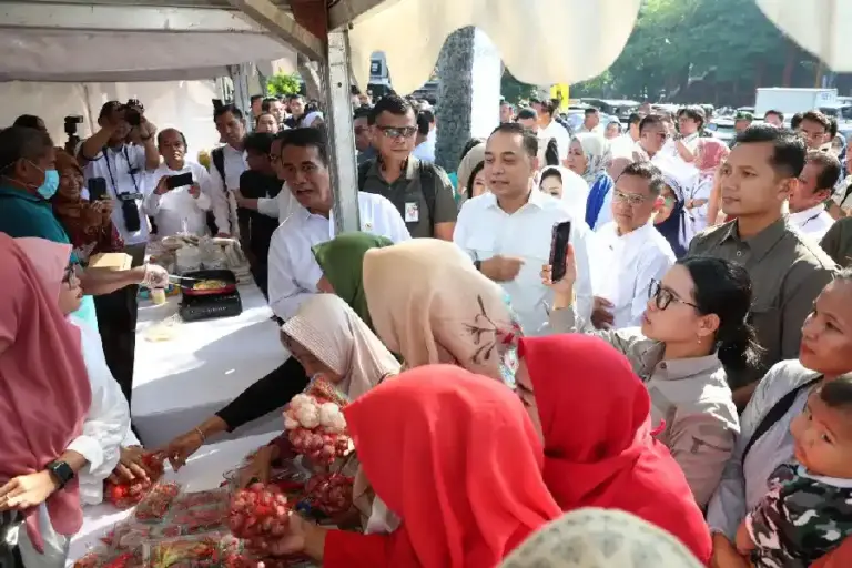 Menteri Pertanian Apresiasi Pemkot Surabaya, Kota Pahlawan Catat Deflasi 0,07 Persen Menteri Pertanian apresiasi kinerja Pemkot Surabaya di bawah Wali Kota Eri Cahyadi usai mencatat deflasi 0,07 persen lewat Gerakan Pangan Murah.