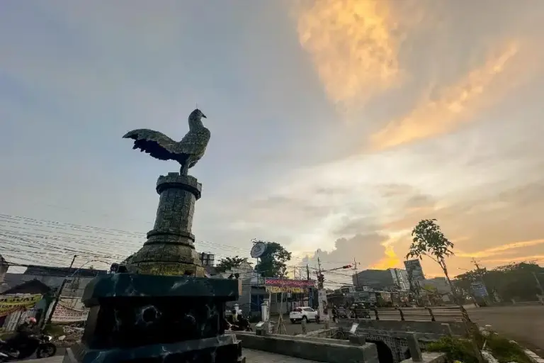 Patung Ayam Jago di Lidah Wetan Jadi Simbol Perjuangan Sawunggaling, Cikal Bakal Kota Surabaya Patung Ayam Jago di Lidah Wetan diresmikan Wali Kota Surabaya Eri Cahyadi sebagai simbol perjuangan Sawunggaling, cikal bakal lahirnya Kota Pahlawan.