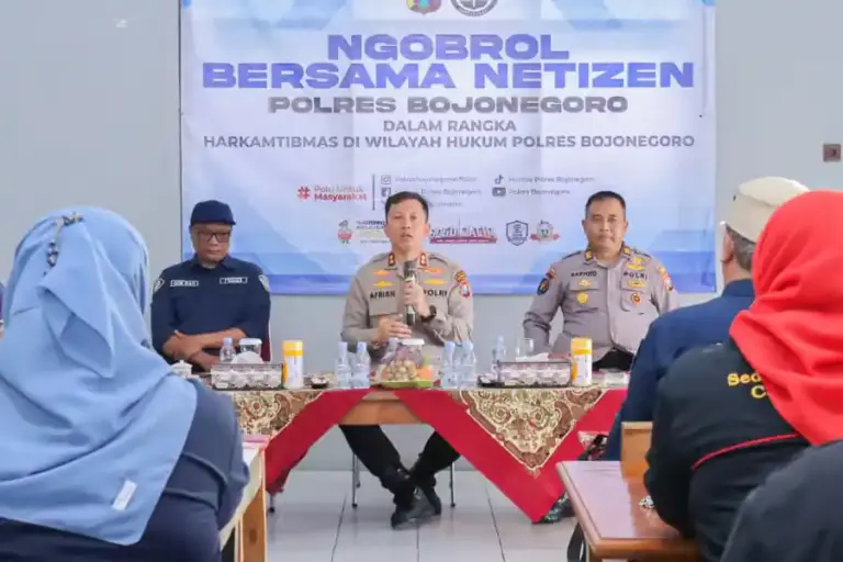Polres Bojonegoro Gandeng Warganet Tingkatkan Literasi Digital Demi Jaga Kamtibmas Polres Bojonegoro ajak warganet dalam literasi digital dan diskusi santai untuk menjaga kamtibmas serta menangkal hoaks di era media sosial.