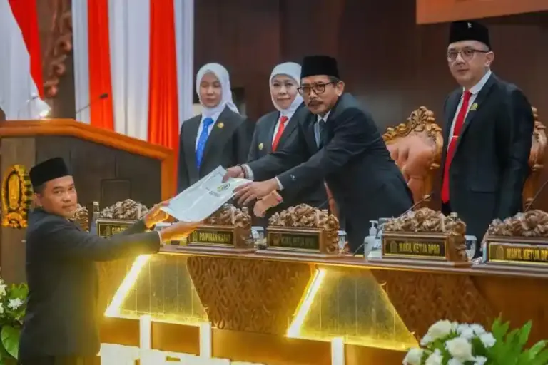 Gubernur Khofifah dan DPRD Jatim Sepakati P-APBD 2025, Fokus Pendidikan, Kesehatan, dan Pengentasan Kemiskinan Gubernur Khofifah dan DPRD Jatim setujui P-APBD 2025 dengan fokus pada pendidikan, kesehatan, pengentasan kemiskinan, hingga penguatan sektor pertanian.