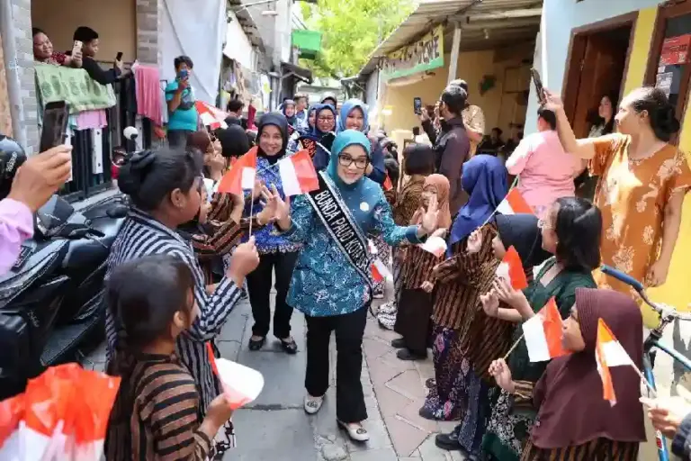 Bunda PAUD Surabaya Tekankan Komunikasi Orang Tua untuk Cegah Kenakalan Anak Bunda PAUD Surabaya, Rini Indriyani, ajak orang tua perkuat komunikasi dan dorong pendidikan PAUD sejak dini untuk bentuk karakter anak.