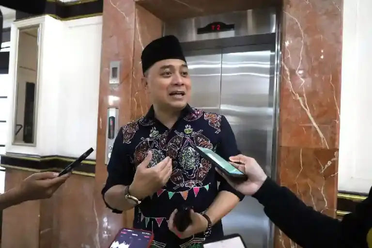 Wali Kota Eri Cahyadi Ajak Warga Surabaya Lapor Jika Ada Pabrik Merusak Lingkungan Wali Kota Surabaya, Eri Cahyadi, ajak warga aktif melapor jika ada pabrik atau bangunan ilegal yang berpotensi merusak lingkungan kota.