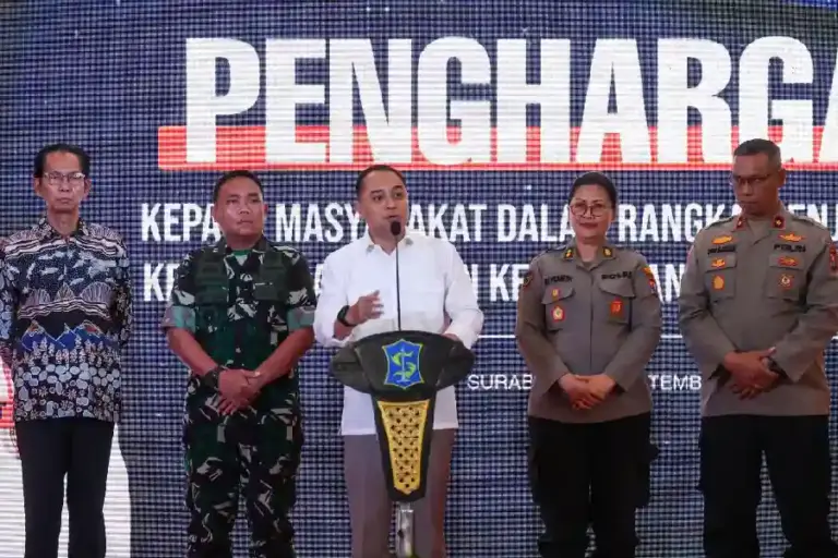 Pemkot Surabaya Apresiasi 37 Warga Pahlawan yang Berani Jaga Keamanan Kota Pemkot Surabaya memberikan penghargaan kepada 37 warga yang berjasa menjaga keamanan kota dan mendorong lahirnya Kampung Pancasila.