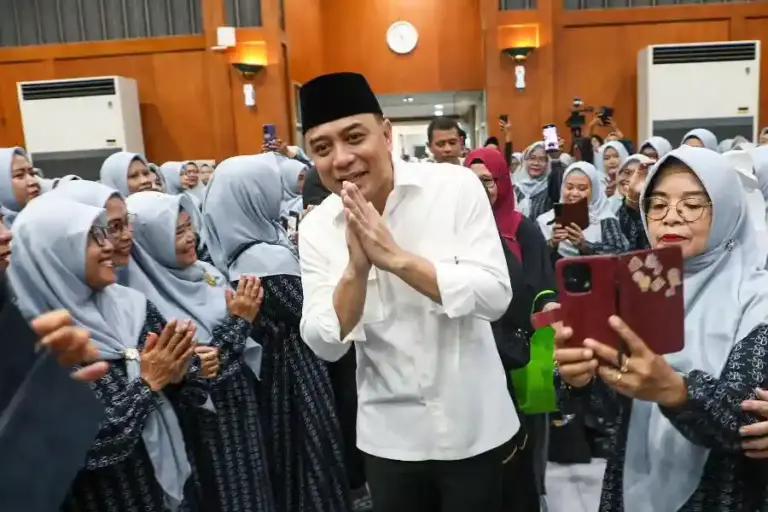 Wali Kota Eri Cahyadi Gandeng Majelis Taklim Surabaya Berkah untuk Perkuat Kampung Pancasila Wali Kota Eri Cahyadi luncurkan Majelis Taklim Surabaya Berkah, wadah pemersatu majelis taklim untuk dukung program Kampung Pancasila dan kesejahteraan warga.