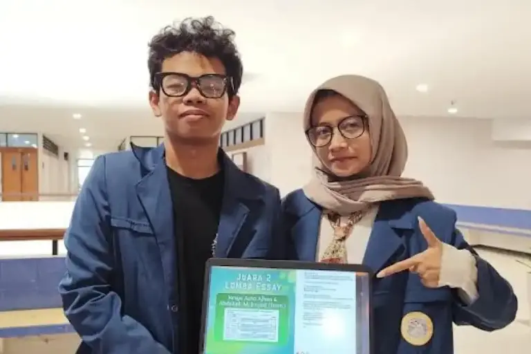 Mahasiswa Unair Raih Juara II Esai Nasional dengan Gagasan Kritis Hadapi Pseudohistory Tim Unair pada sesi awarding (foto: Dok Pribadi)