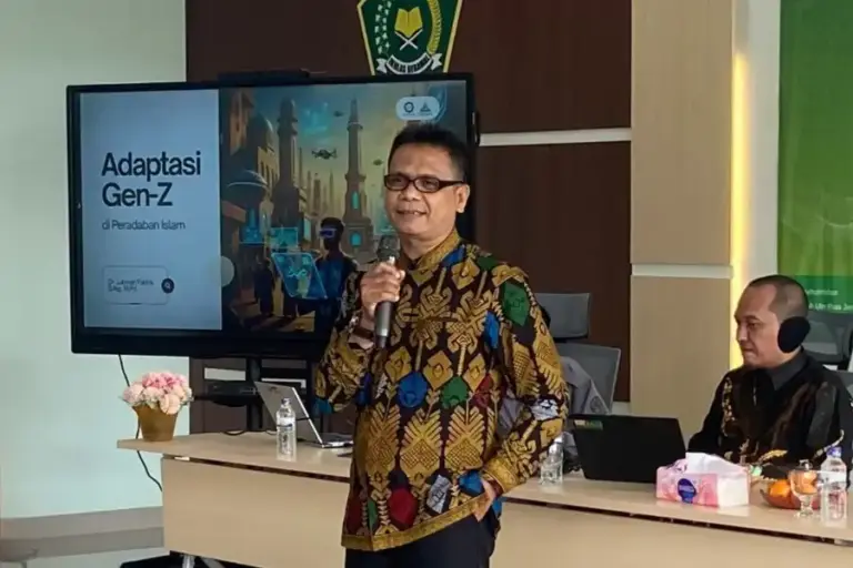 UINSA Surabaya dan UIN KHAS Jember Kolaborasi Garap Workshop Adaptasi Qur’ani bagi Gen Z Dr. Lukman Fahmi paparkan strategi Gen Z Muslim hadapi distraksi digital dan krisis literasi dengan nilai Qur'ani dalam workshop UIN KHAS Jember