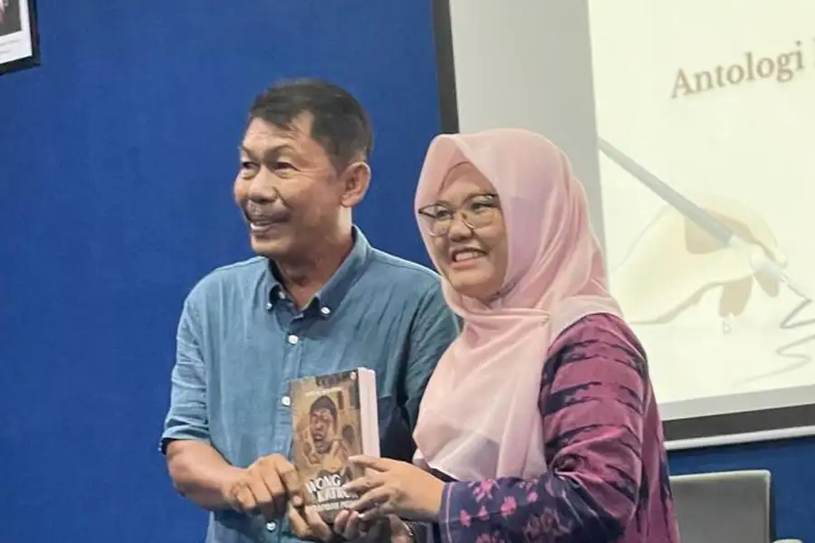 Sasetya Wilutama bersama Wakil Ketua Stikosa AWS, Yunita Indinabila, S.Kom, M.Med.Kom