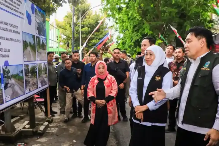 Rehabilitasi Jalan Poros Miru-Jugo Diresmikan, Gubernur Khofifah: Akses Lancar, Ekonomi Masyarakat Terangkat Gubernur Jatim Khofifah resmikan rehabilitasi jalan poros Miru-Jugo, Lamongan. Perbaikan 3,2 km ini pacu distribusi hasil pertanian & mobilitas warga.