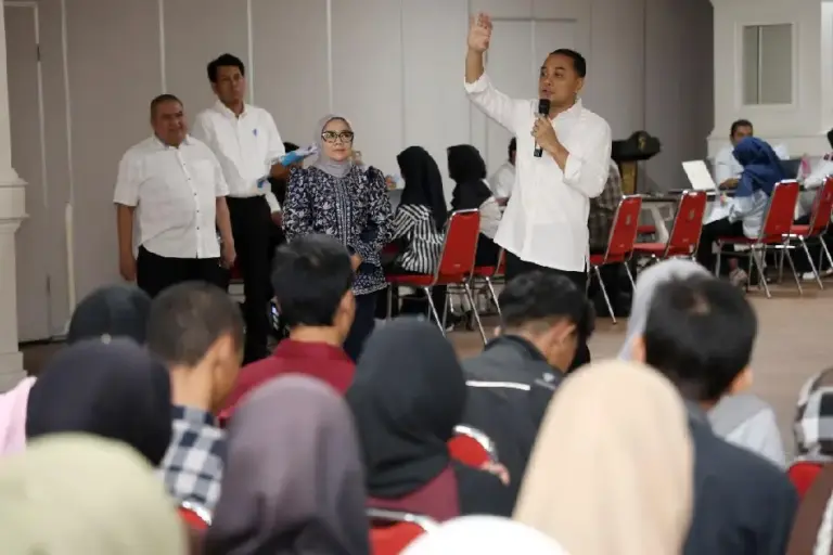 Tinjau Verifikasi Beasiswa Pemuda Tangguh, Wali Kota Eri: Prioritas untuk Keluarga Miskin Wali Kota Surabaya Eri Cahyadi pastikan Beasiswa Pemuda Tangguh hanya diprioritaskan untuk keluarga miskin agar bantuan pendidikan tepat sasaran.