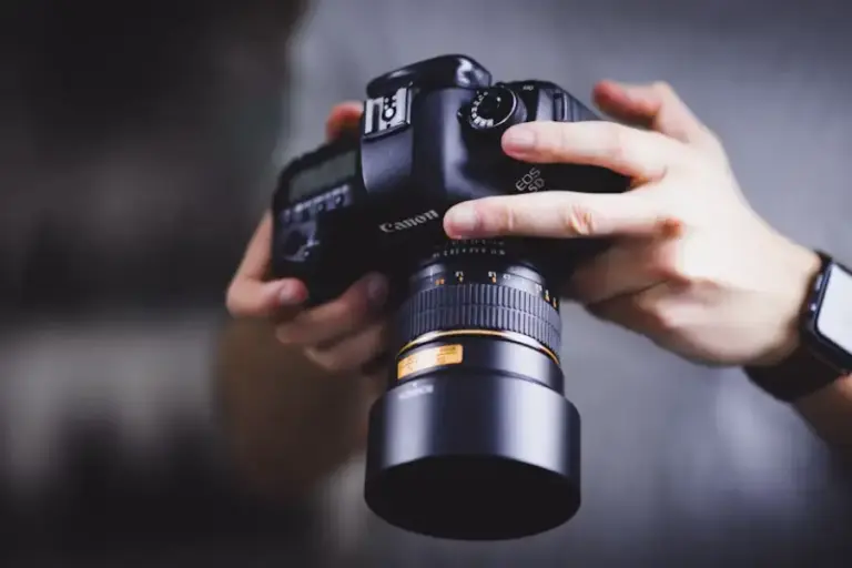 Menggunakan Foto dari Media Sosial Official untuk Berita: Apakah Cukup dengan Mencantumkan Sumber? Ilustrasi fotografi (foto: William Bayreuther/unsplash)