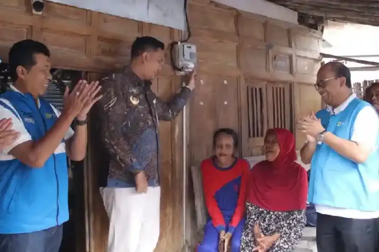 PLN Nyalakan Listrik Gratis untuk 42 Keluarga di Klaten, Rayakan HLN ke-80 PLN pasang listrik gratis untuk 42 keluarga prasejahtera di 3 desa Klaten. Program HLN ke-80 wujudkan pemerataan energi dan tumbuhkan harapan baru.