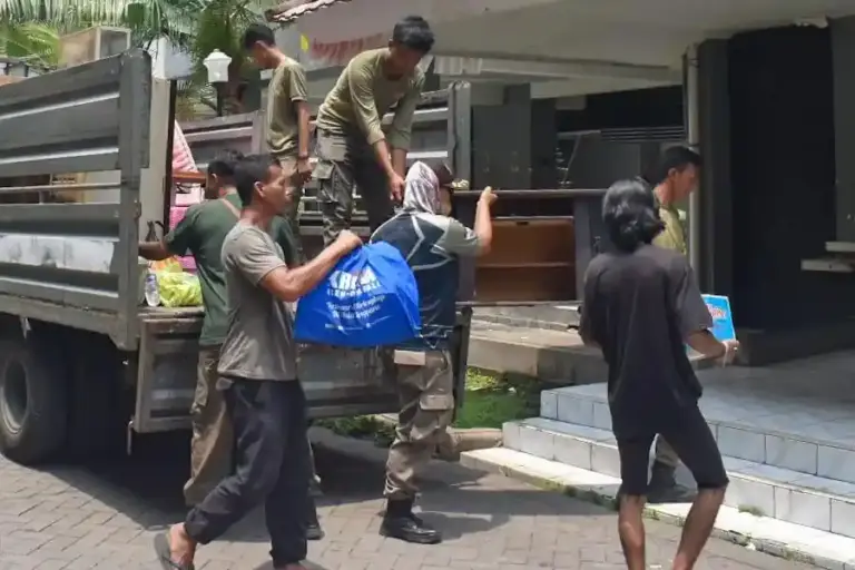 Pemkot Surabaya Bantu Relokasi Warga Terdampak Normalisasi Sungai Kalianak ke Rusun Romokalisari Pemkot Surabaya dampingi relokasi warga terdampak normalisasi Sungai Kalianak ke Rusun Romokalisari. Proses dilakukan secara humanis dan persuasif.